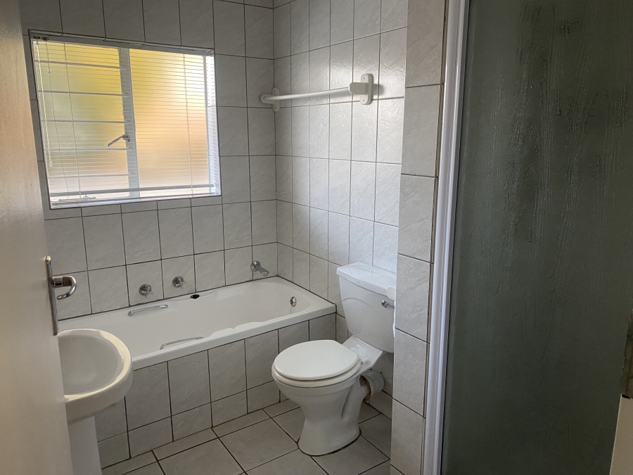 To Let 2 Bedroom Property for Rent in La Montagne Gauteng