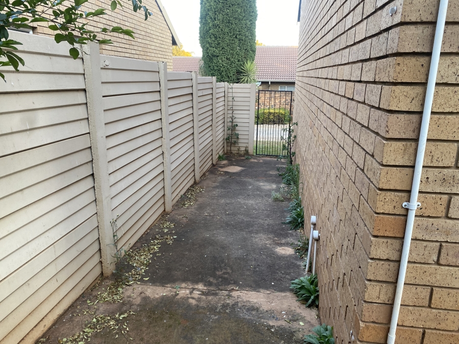 To Let 2 Bedroom Property for Rent in La Montagne Gauteng