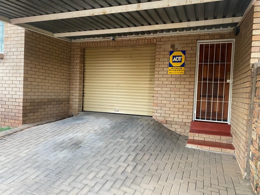 To Let 2 Bedroom Property for Rent in La Montagne Gauteng