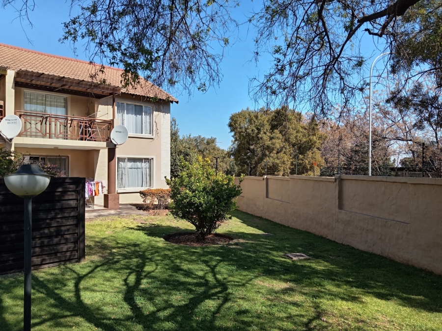 2 Bedroom Property for Sale in Die Hoewes Gauteng