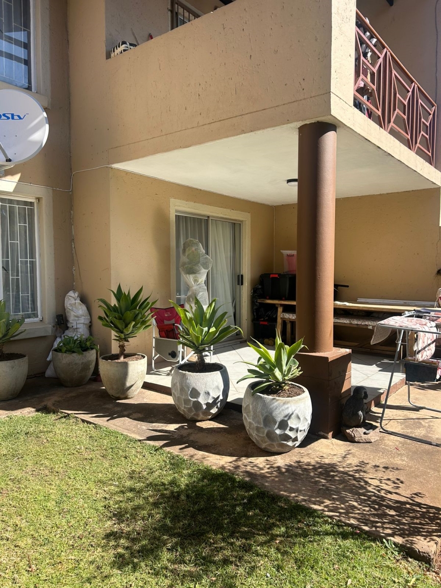 2 Bedroom Property for Sale in Die Hoewes Gauteng