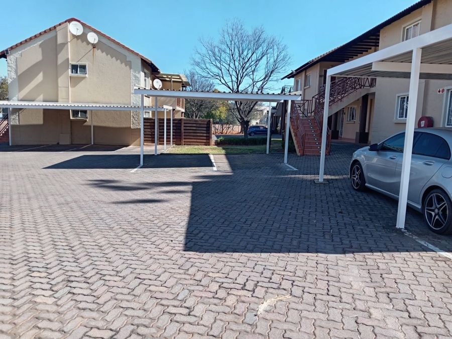 2 Bedroom Property for Sale in Die Hoewes Gauteng