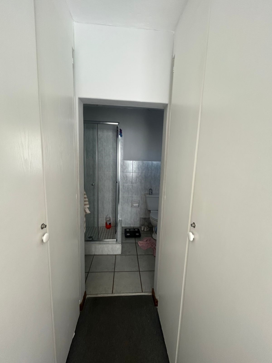 2 Bedroom Property for Sale in Die Hoewes Gauteng