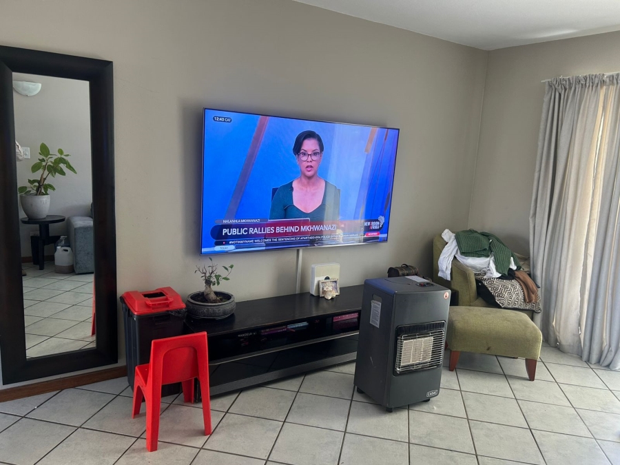 2 Bedroom Property for Sale in Die Hoewes Gauteng