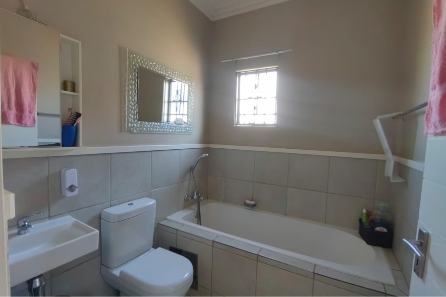 To Let 3 Bedroom Property for Rent in South Hills Gauteng