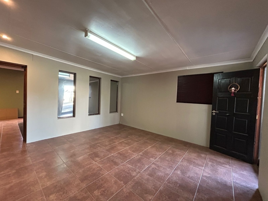 6 Bedroom Property for Sale in Wierda Park Gauteng