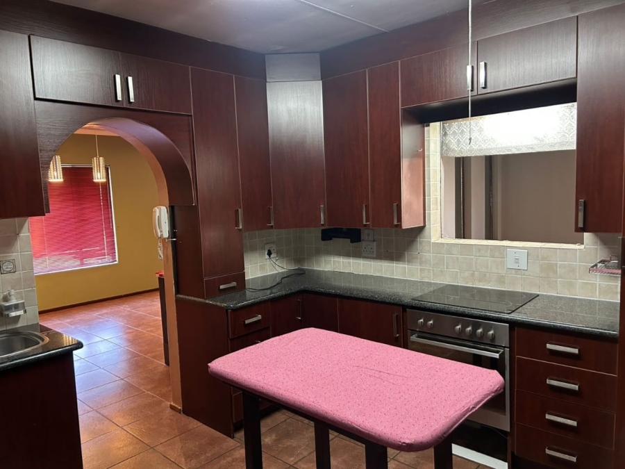 6 Bedroom Property for Sale in Wierda Park Gauteng