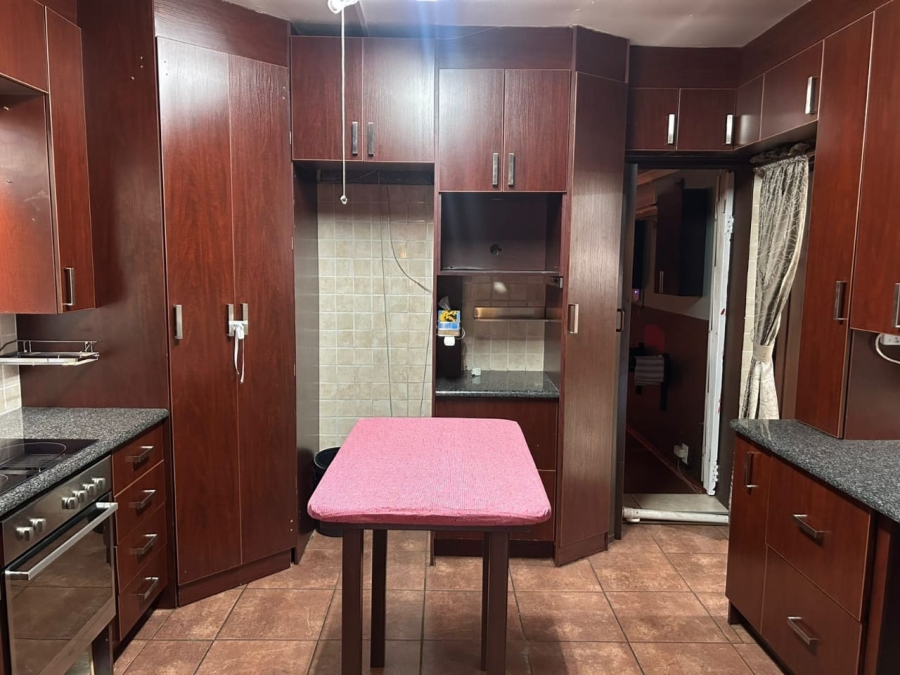 6 Bedroom Property for Sale in Wierda Park Gauteng