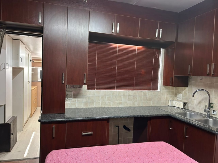 6 Bedroom Property for Sale in Wierda Park Gauteng