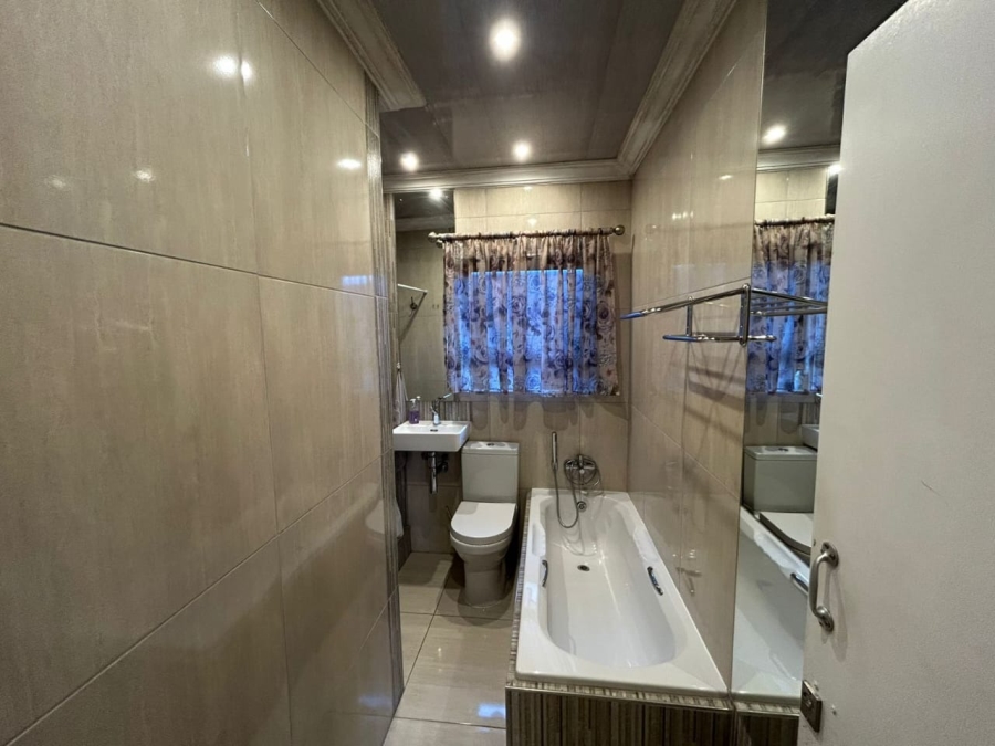 6 Bedroom Property for Sale in Wierda Park Gauteng