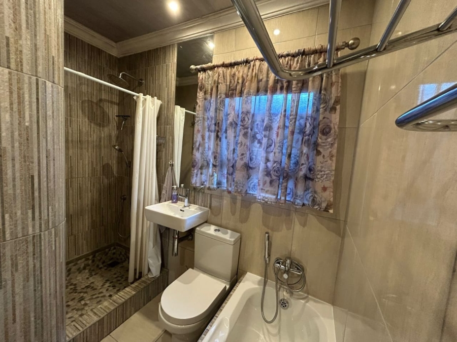 6 Bedroom Property for Sale in Wierda Park Gauteng