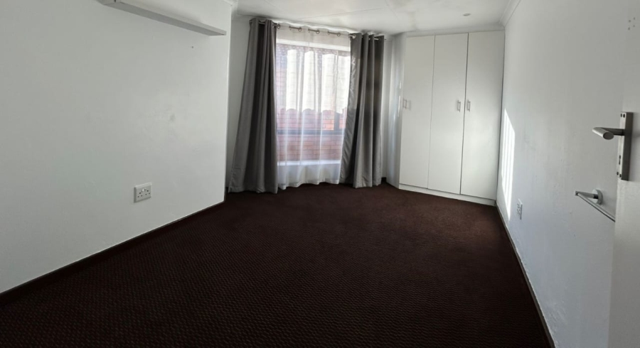 6 Bedroom Property for Sale in Wierda Park Gauteng