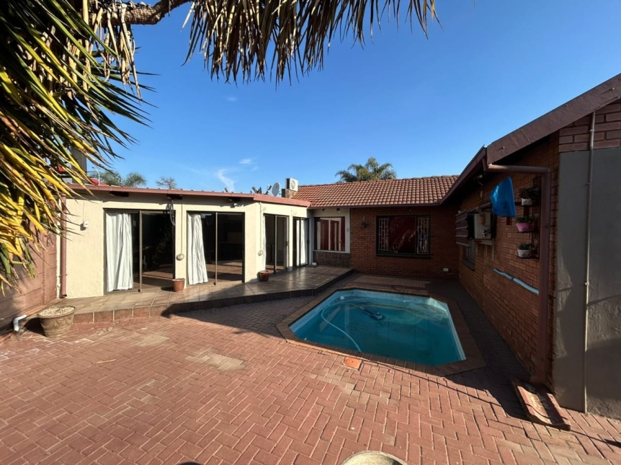 6 Bedroom Property for Sale in Wierda Park Gauteng