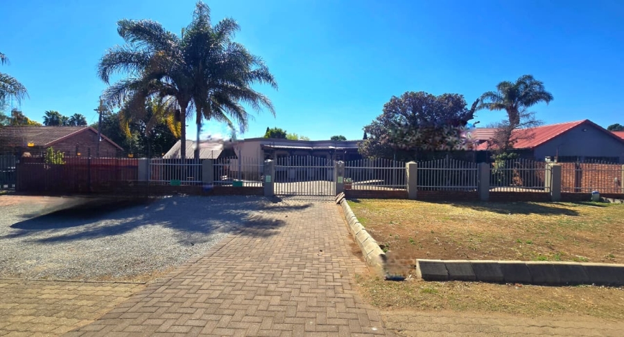 6 Bedroom Property for Sale in Wierda Park Gauteng