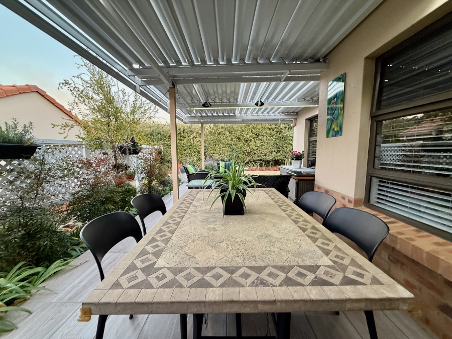2 Bedroom Property for Sale in The Retreat Gauteng