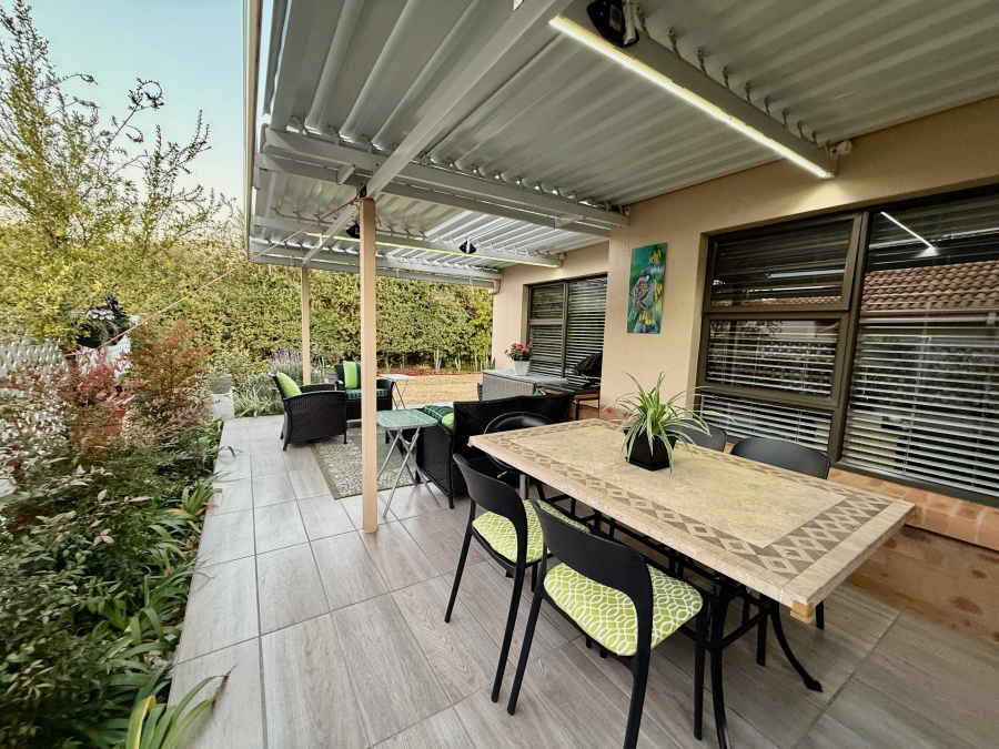 2 Bedroom Property for Sale in The Retreat Gauteng