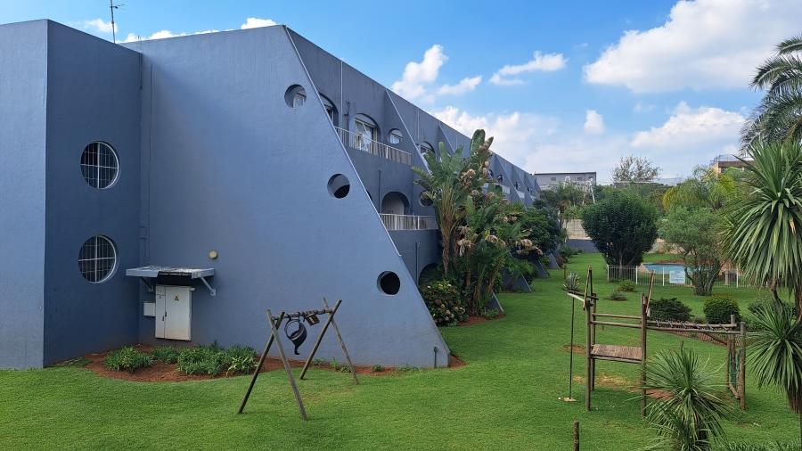 To Let 2 Bedroom Property for Rent in Florida Lake Gauteng