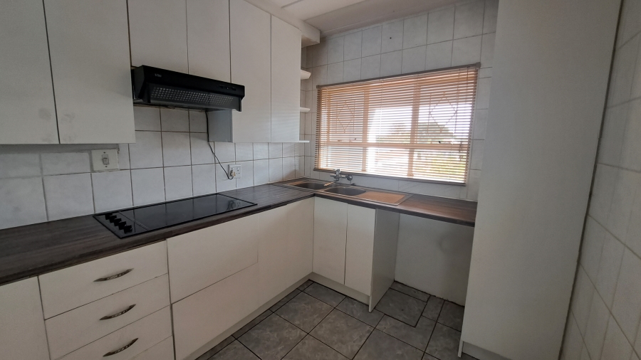 To Let 2 Bedroom Property for Rent in Florida Lake Gauteng