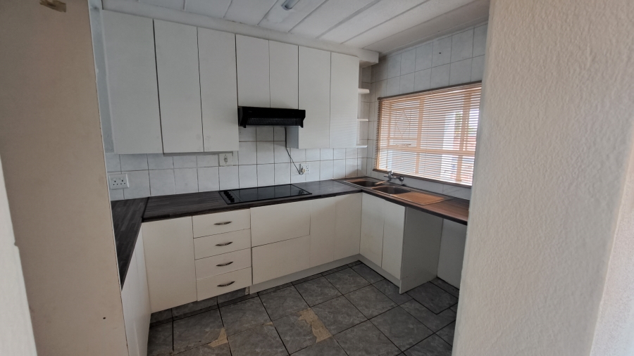To Let 2 Bedroom Property for Rent in Florida Lake Gauteng