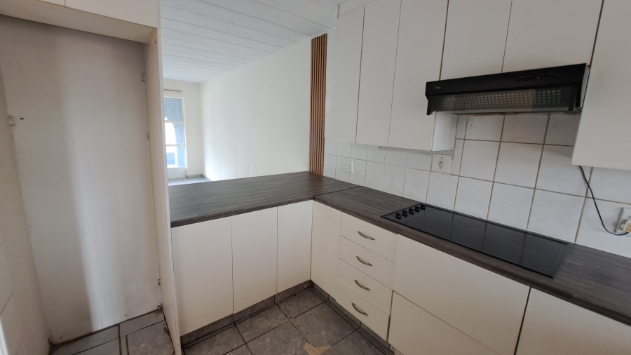 To Let 2 Bedroom Property for Rent in Florida Lake Gauteng