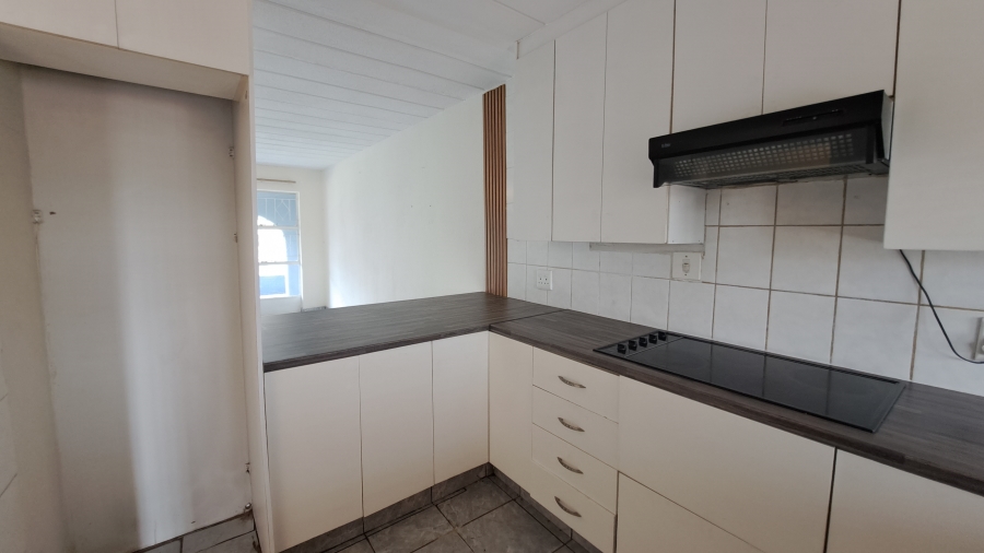 To Let 2 Bedroom Property for Rent in Florida Lake Gauteng