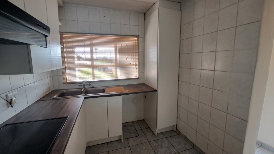 To Let 2 Bedroom Property for Rent in Florida Lake Gauteng