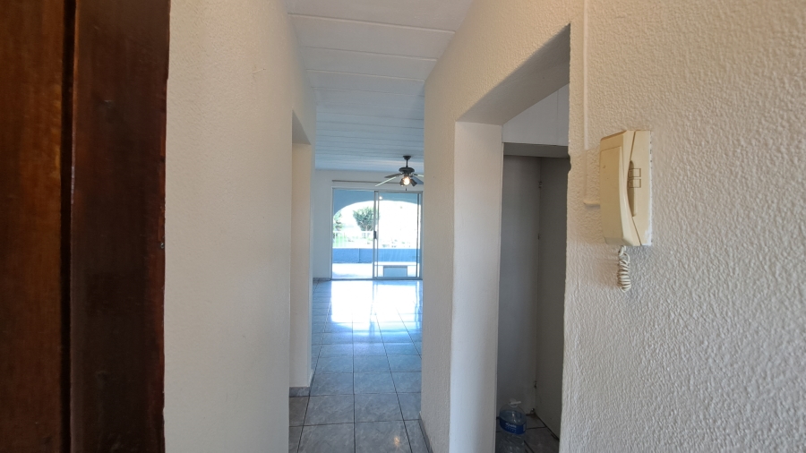 To Let 2 Bedroom Property for Rent in Florida Lake Gauteng