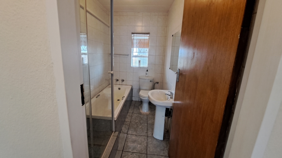 To Let 2 Bedroom Property for Rent in Florida Lake Gauteng
