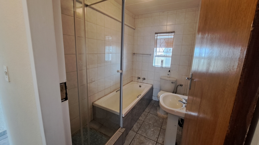 To Let 2 Bedroom Property for Rent in Florida Lake Gauteng