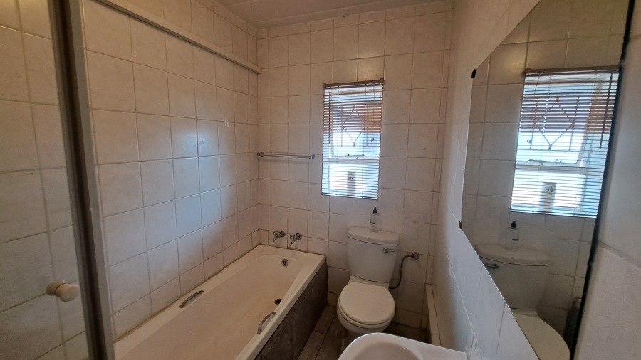To Let 2 Bedroom Property for Rent in Florida Lake Gauteng