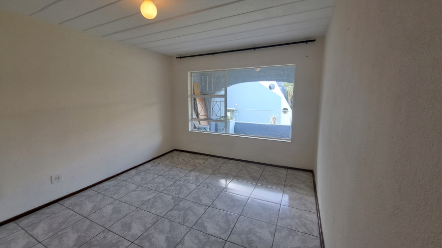 To Let 2 Bedroom Property for Rent in Florida Lake Gauteng