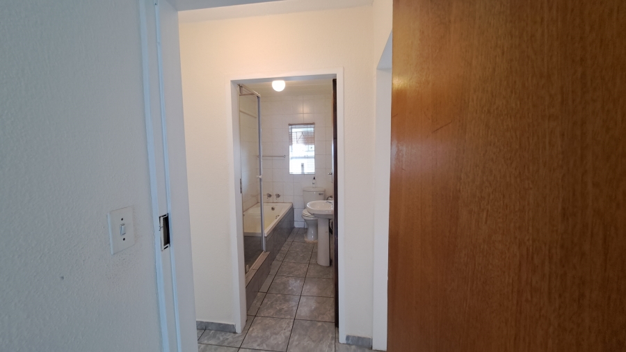 To Let 2 Bedroom Property for Rent in Florida Lake Gauteng