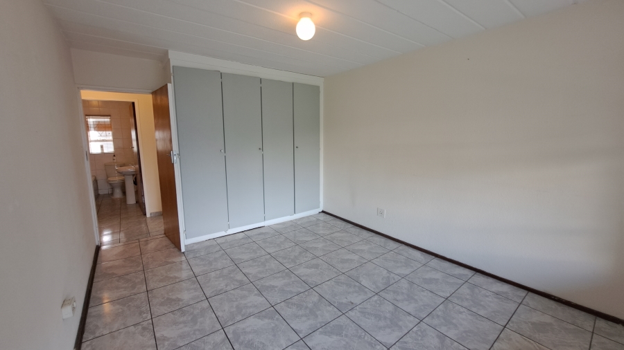 To Let 2 Bedroom Property for Rent in Florida Lake Gauteng