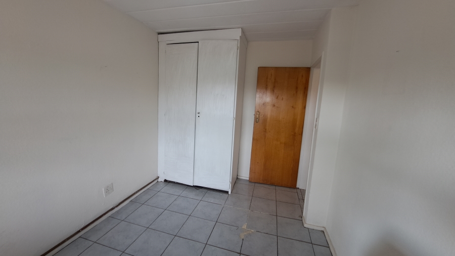 To Let 2 Bedroom Property for Rent in Florida Lake Gauteng