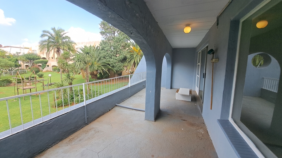 To Let 2 Bedroom Property for Rent in Florida Lake Gauteng
