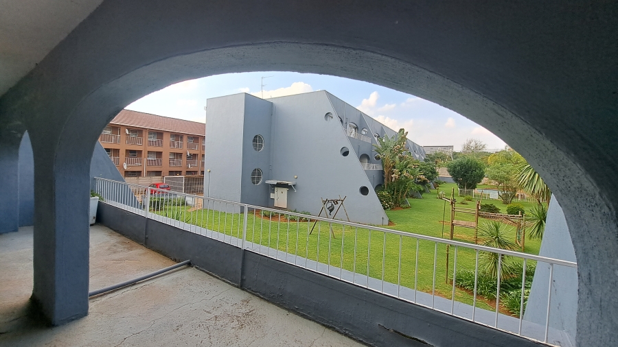 To Let 2 Bedroom Property for Rent in Florida Lake Gauteng