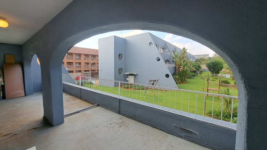 To Let 2 Bedroom Property for Rent in Florida Lake Gauteng