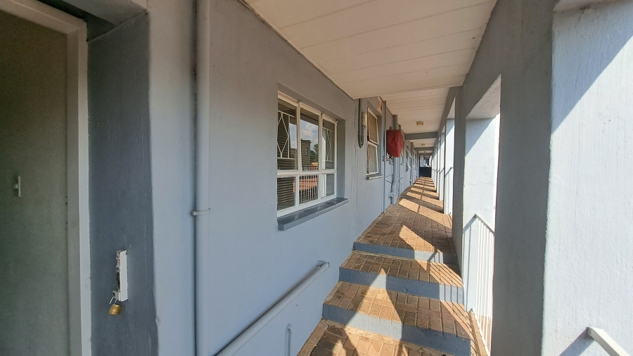 To Let 2 Bedroom Property for Rent in Florida Lake Gauteng