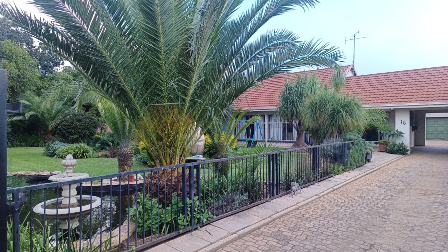 6 Bedroom Property for Sale in Selcourt Gauteng