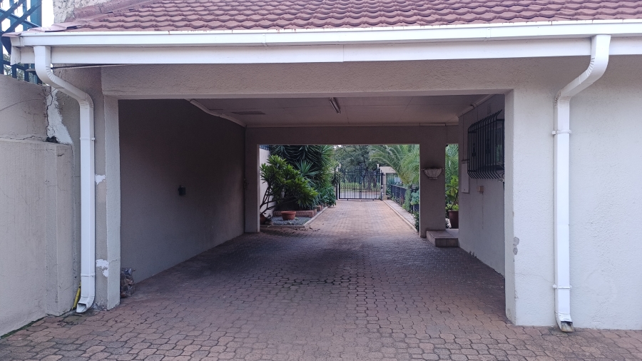 6 Bedroom Property for Sale in Selcourt Gauteng