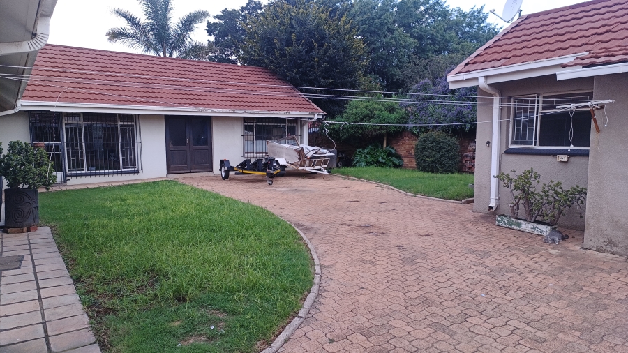 6 Bedroom Property for Sale in Selcourt Gauteng