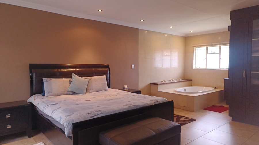 6 Bedroom Property for Sale in Selcourt Gauteng