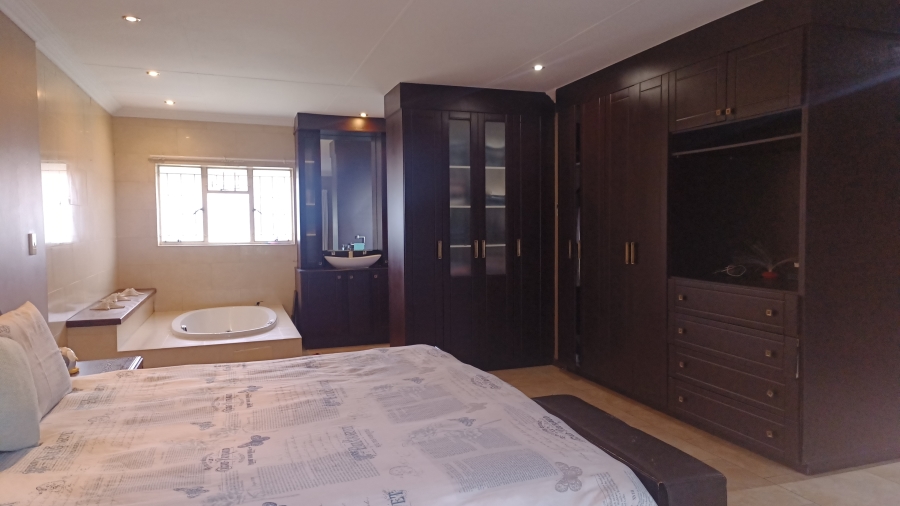 6 Bedroom Property for Sale in Selcourt Gauteng