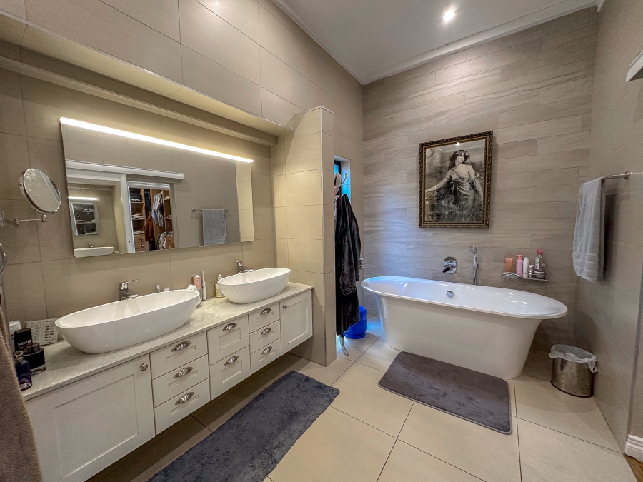 4 Bedroom Property for Sale in Midstream Ridge Gauteng