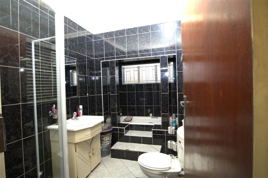 4 Bedroom Property for Sale in Verwoerdpark Gauteng