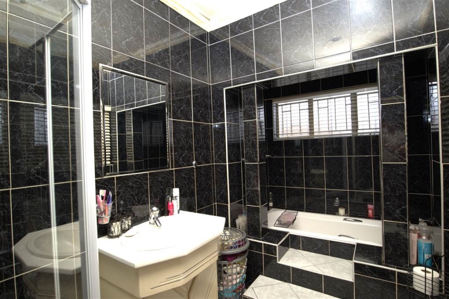 4 Bedroom Property for Sale in Verwoerdpark Gauteng