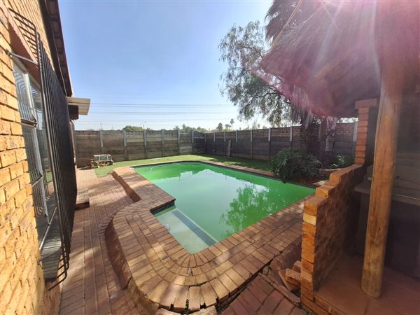 4 Bedroom Property for Sale in Verwoerdpark Gauteng