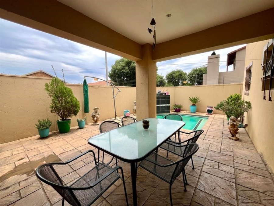 3 Bedroom Property for Sale in New Redruth Gauteng