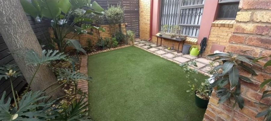 2 Bedroom Property for Sale in Brackendowns Gauteng