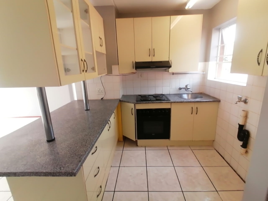 To Let 2 Bedroom Property for Rent in Mondeor Gauteng